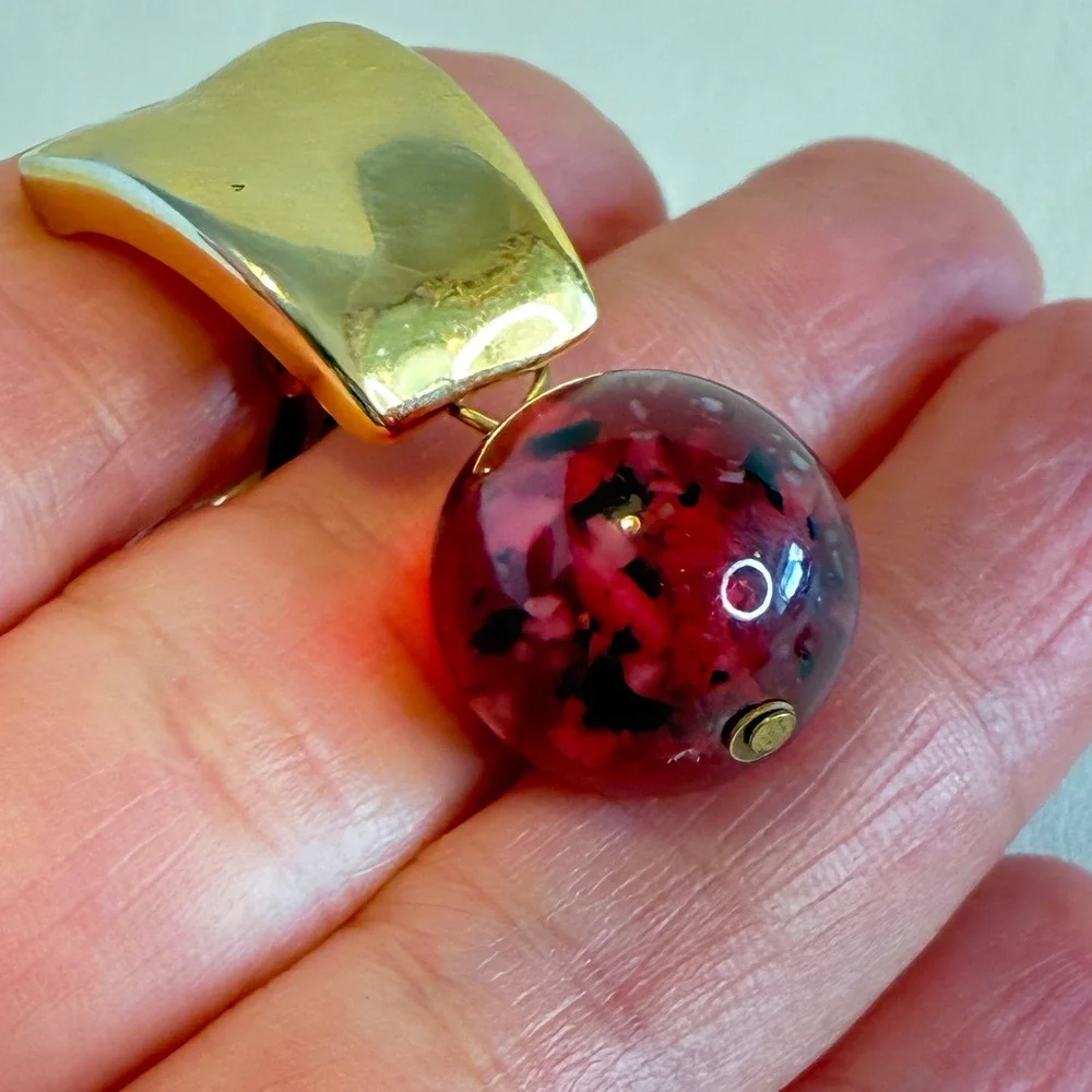 Vintage Gold Tone Clip‎ On Earrings Marble Red Confetti Lucite Bead Geometric
